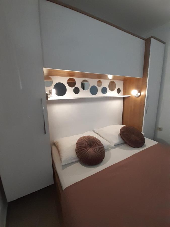 Apartment Lucky With Jacuzzi Trogir Exteriör bild