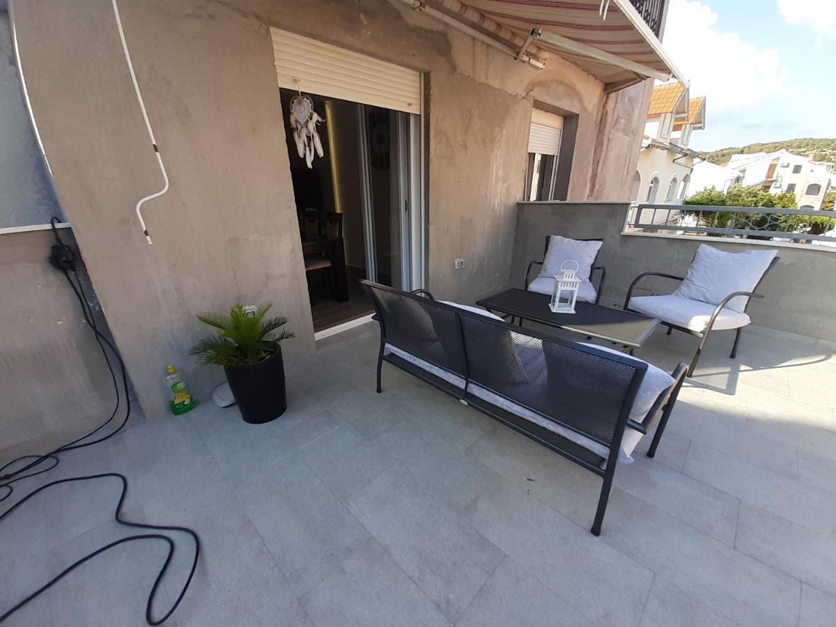 Apartment Lucky With Jacuzzi Trogir Exteriör bild