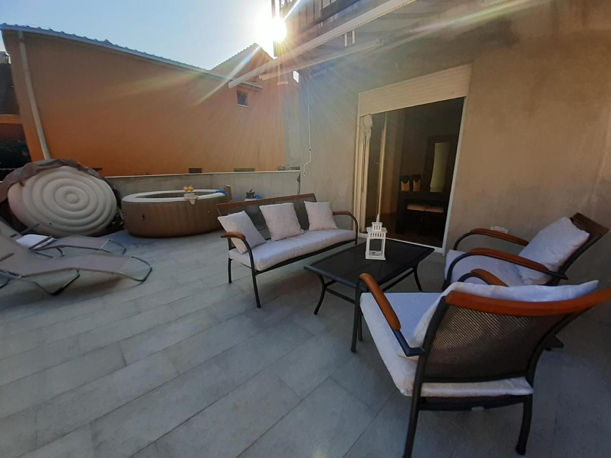 Apartment Lucky With Jacuzzi Trogir Exteriör bild