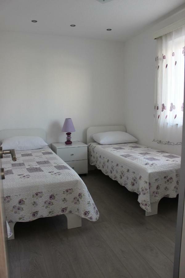 Apartment Lucky With Jacuzzi Trogir Exteriör bild