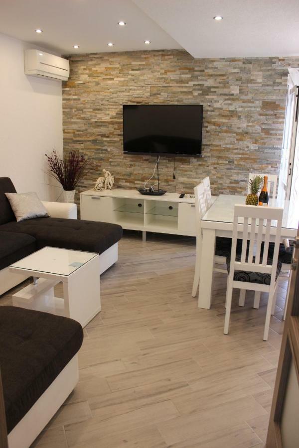Apartment Lucky With Jacuzzi Trogir Exteriör bild