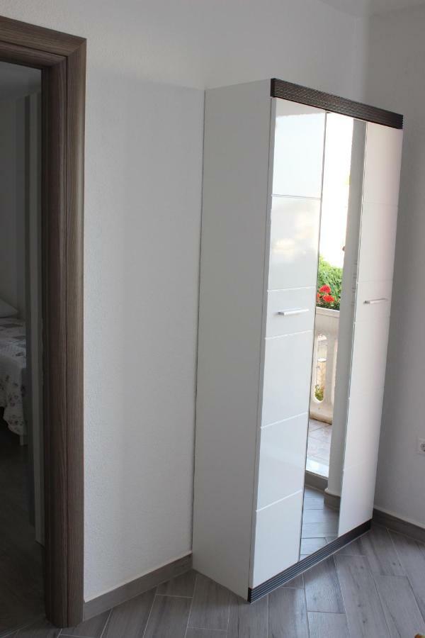 Apartment Lucky With Jacuzzi Trogir Exteriör bild