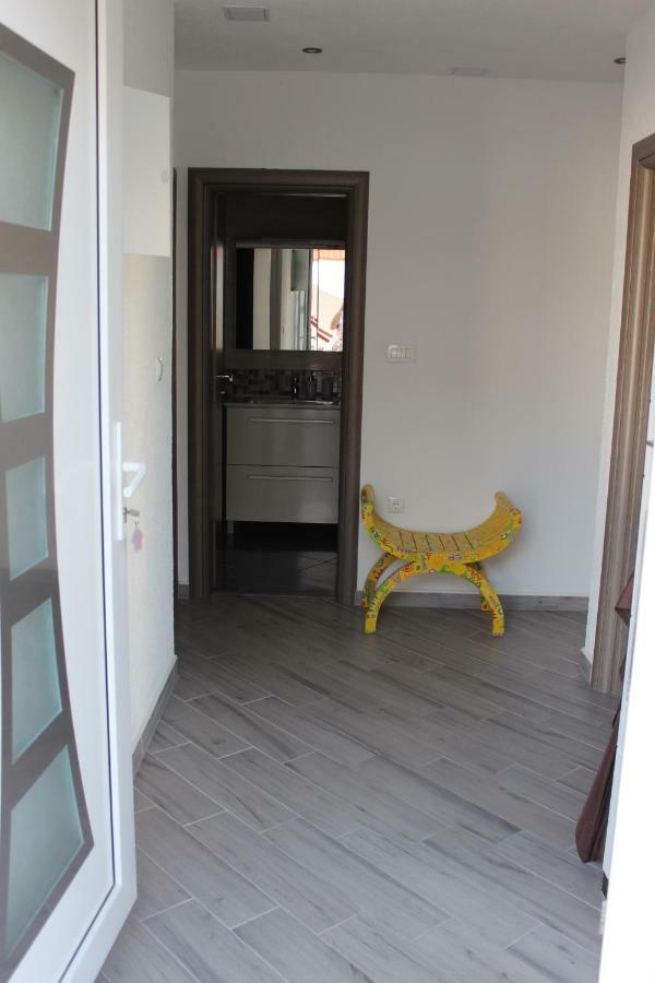 Apartment Lucky With Jacuzzi Trogir Exteriör bild