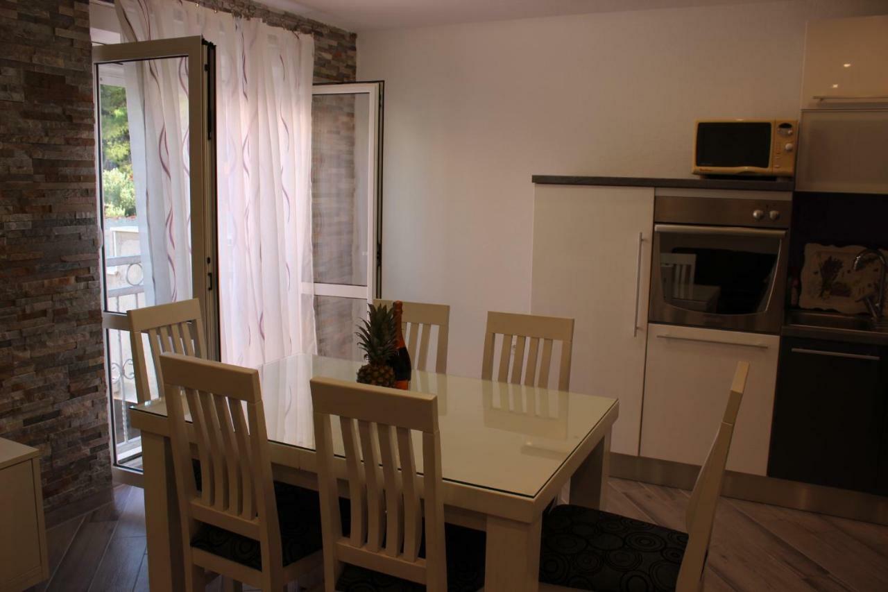 Apartment Lucky With Jacuzzi Trogir Exteriör bild