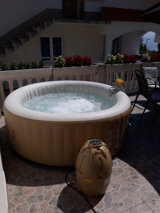 Apartment Lucky With Jacuzzi Trogir Exteriör bild